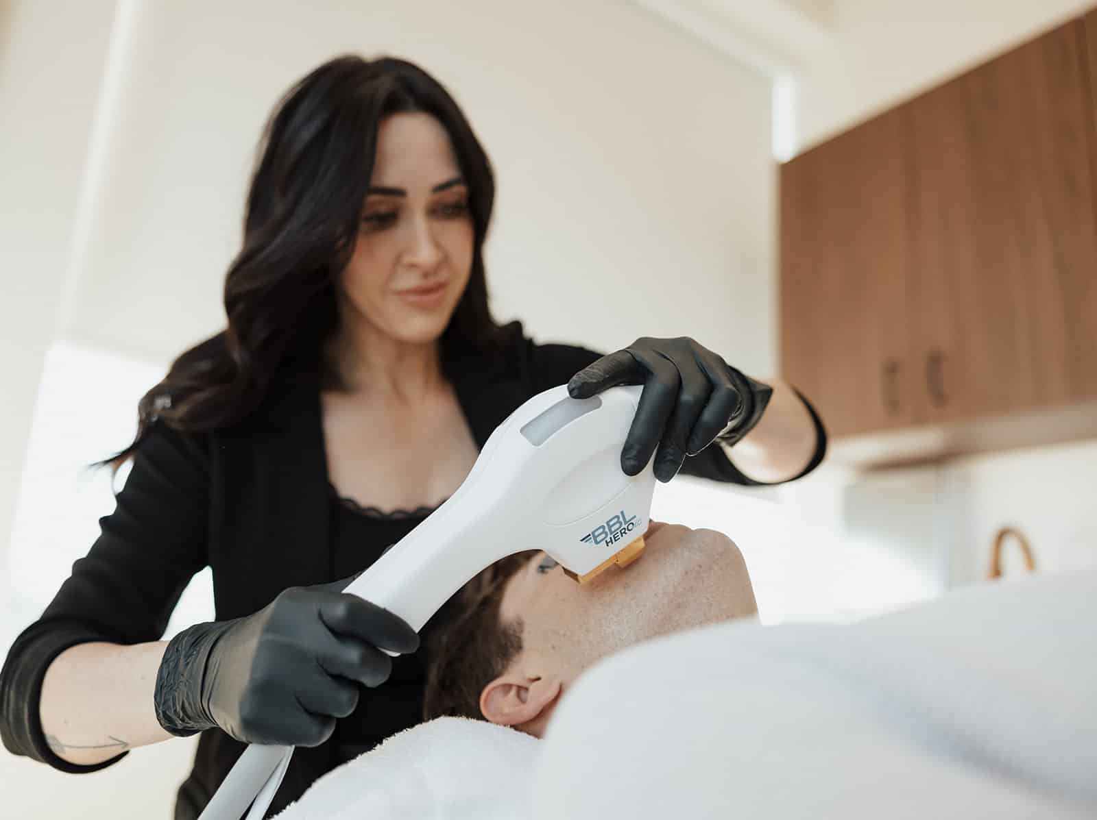 Cami Heiner ofrece un tratamiento experto de rejuvenecimiento láser con el tratamiento BBL de Utah Facial Plastics.