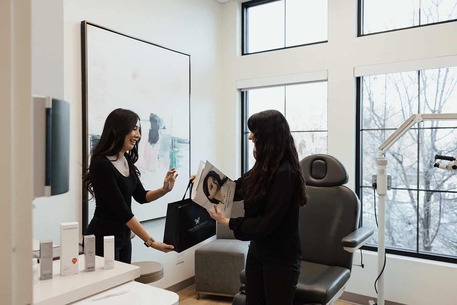 Paciente de rinoplastia en cita de seguimiento postoperatorio con el equipo de Utah Facial Plastics en la clínica de Heber City, cerca de Park City.