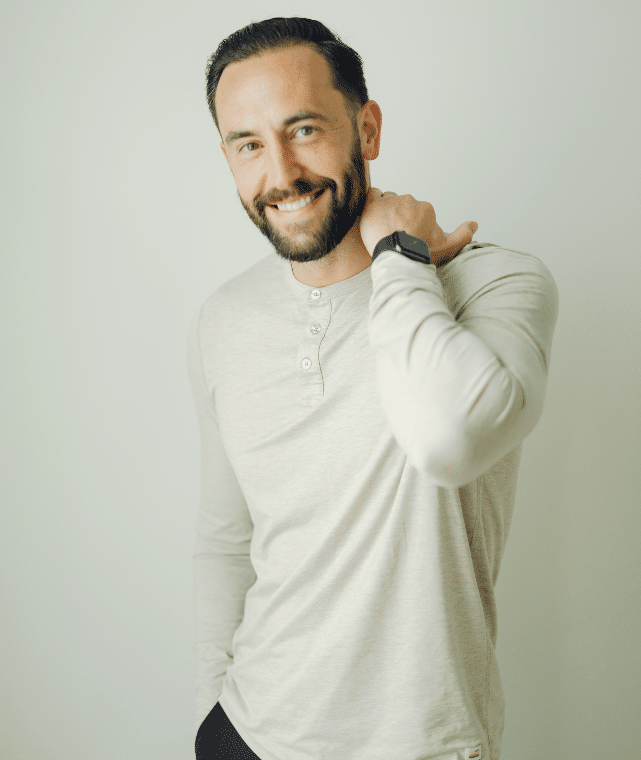 Paciente masculino de rinoplastia sonriendo tras el tratamiento de cirugía plástica facial en Utah Facial Plastics.